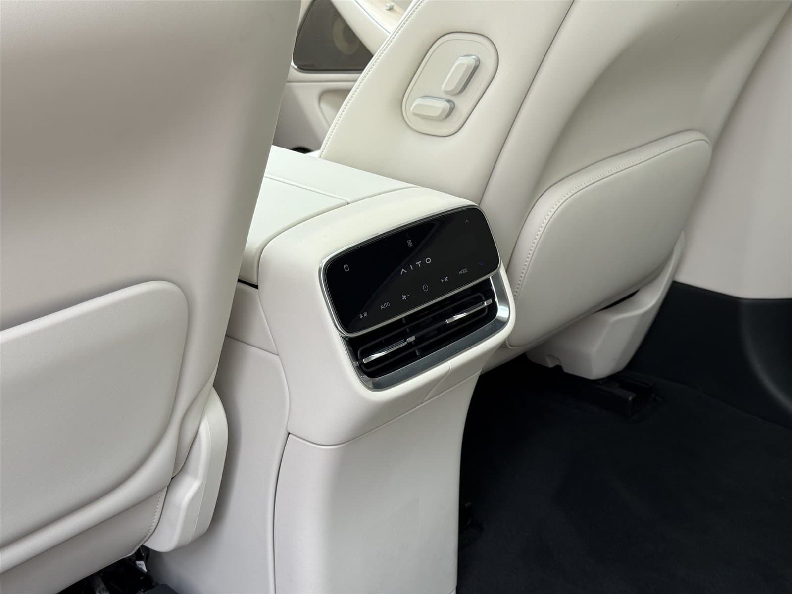 2025 Harmony Intelligent Mobility Alliance AITO M8 Max+ 53.4kWh 5 Used Car gallery