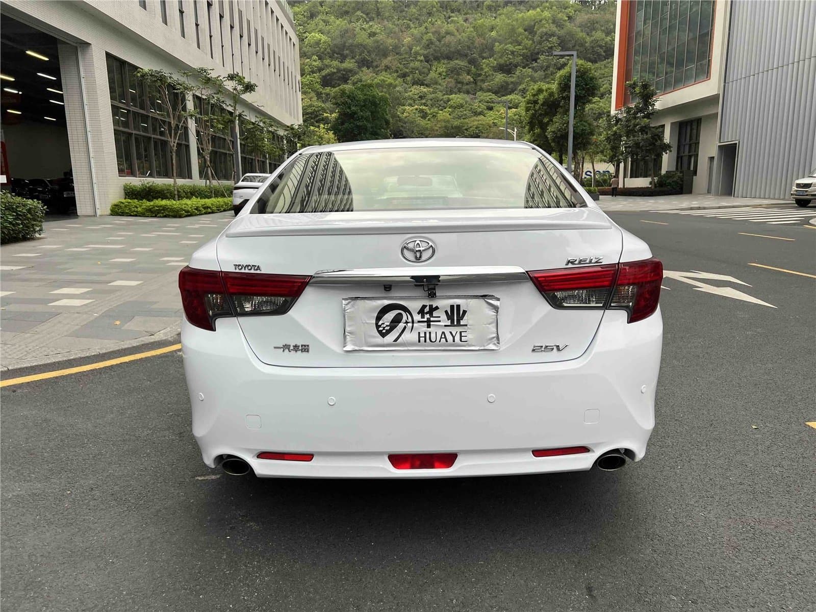 2013 Toyota Reiz 2.5V Used Car gallery