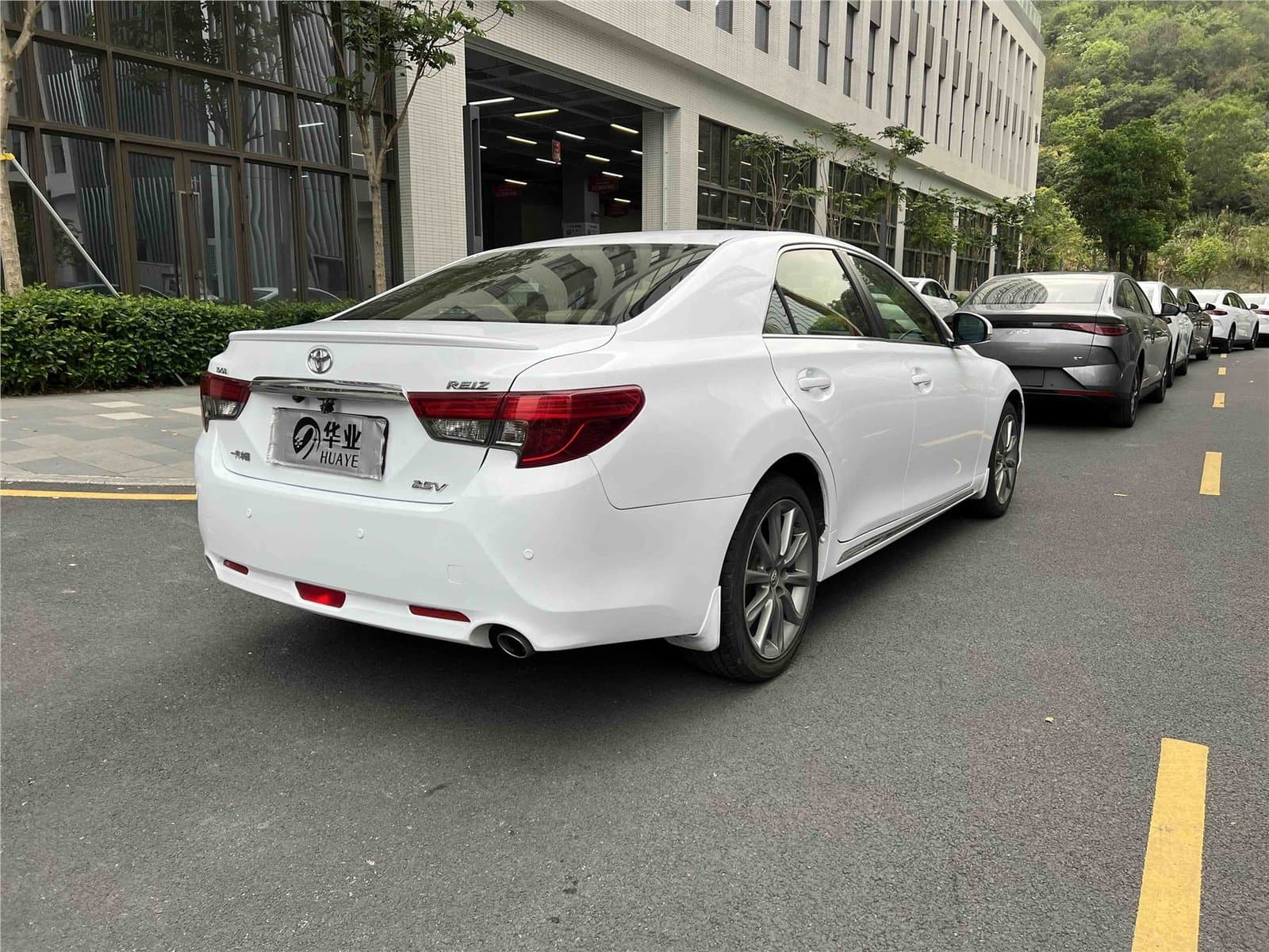 2013 Toyota Reiz 2.5V Used Car gallery